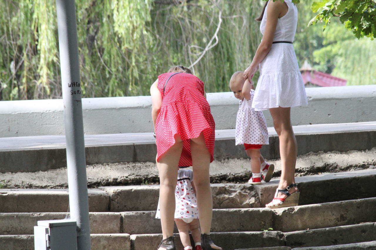 Гуляя по парку племянница спустила платье оголив сиси фото