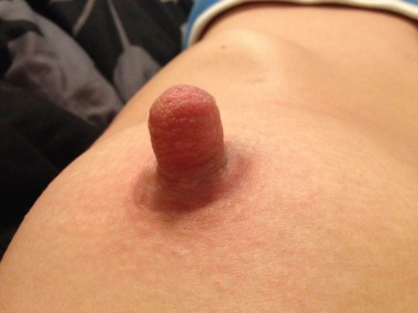 Kleine Brüste mit geschwollenen Brustwarzen