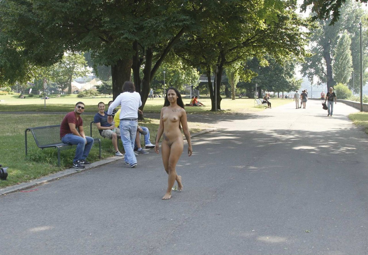 Самочки гуляют голышом - секс фото 