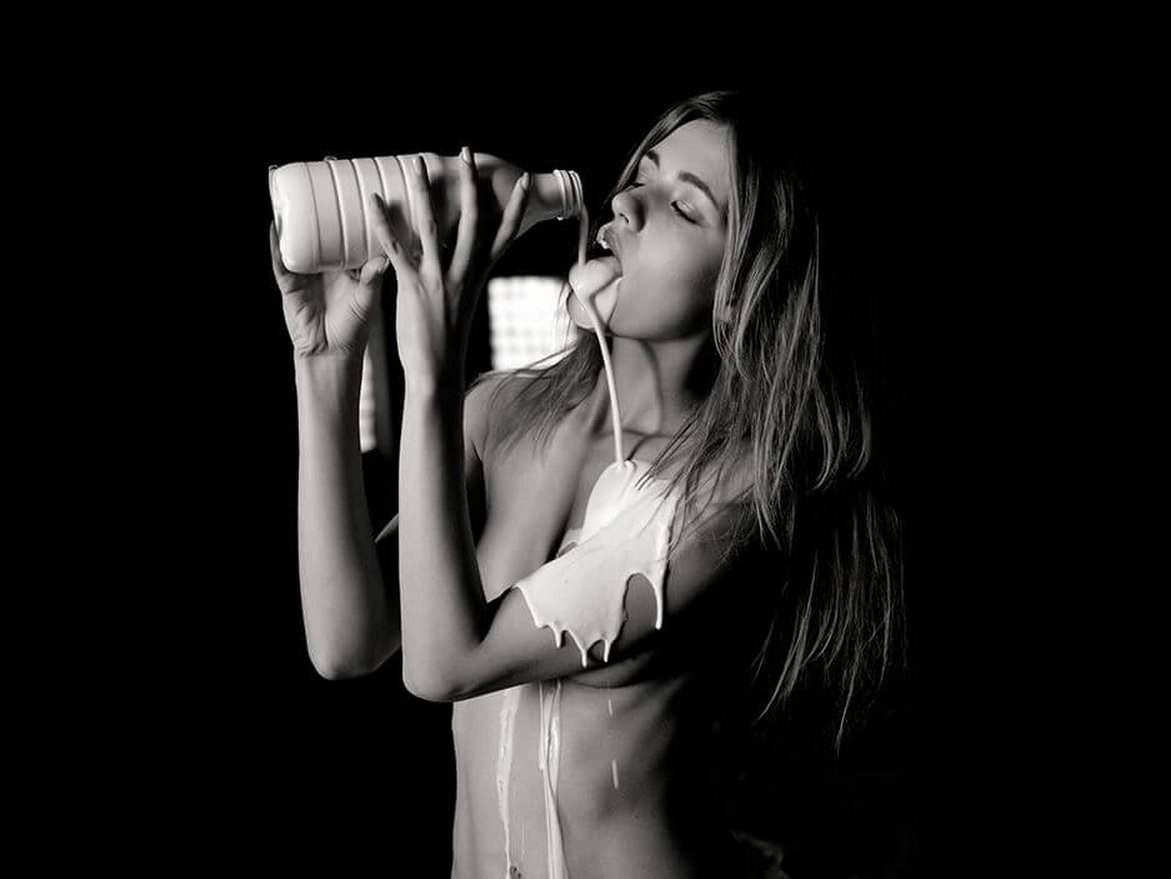 Молодая азиатка сексуально пьет молоко перед камерой и обливает сиськи 