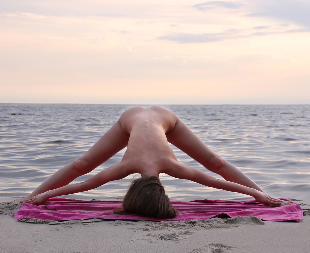 Голая йога на пляже на закате—потрясающее зрелище. 