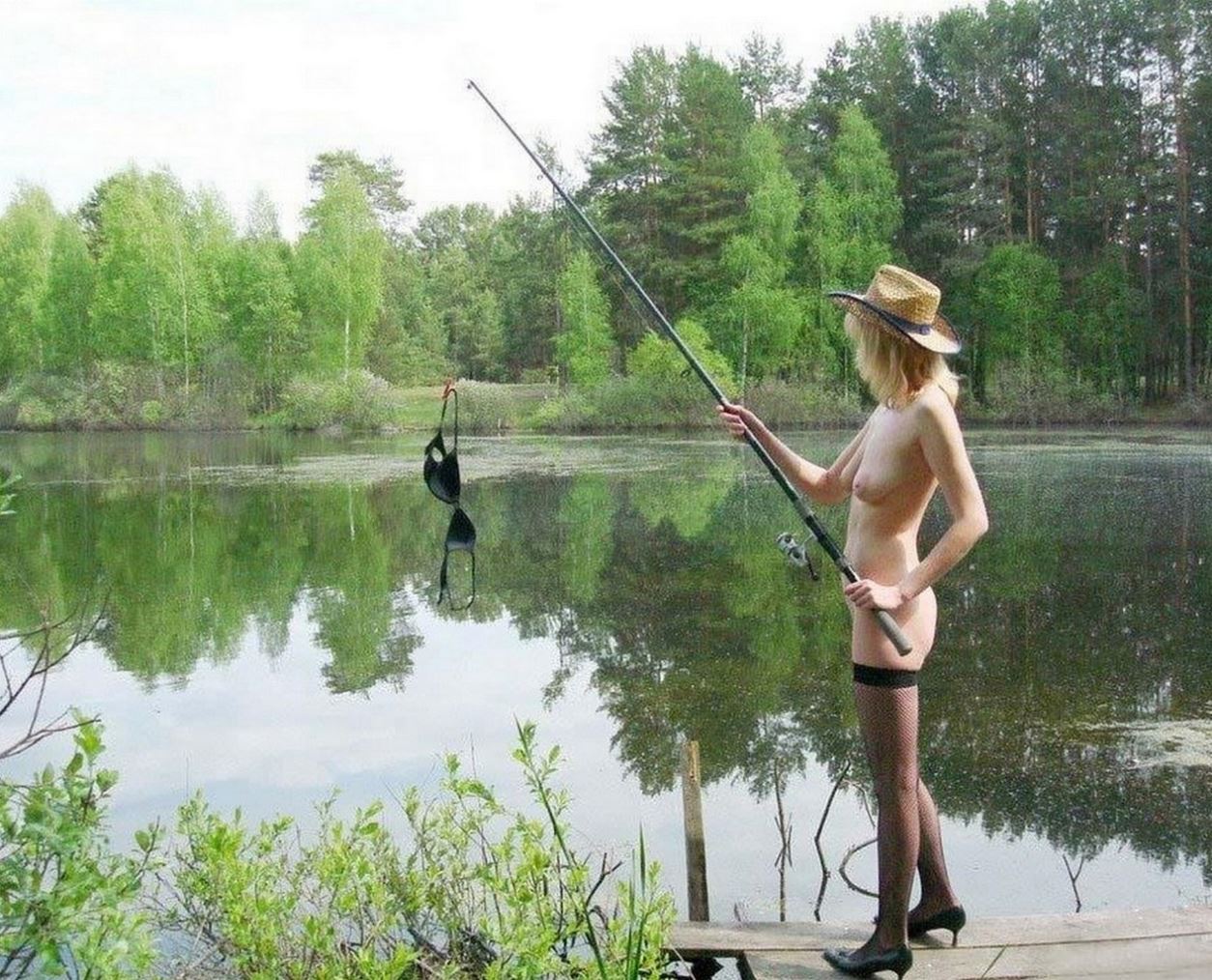 Голые на рыбалке