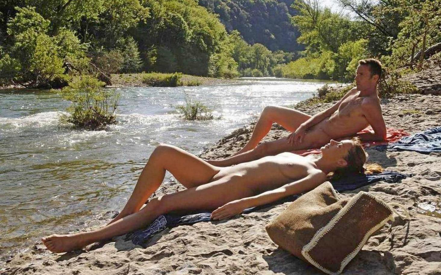 Am fkk strand zogen wir uns nackt aus