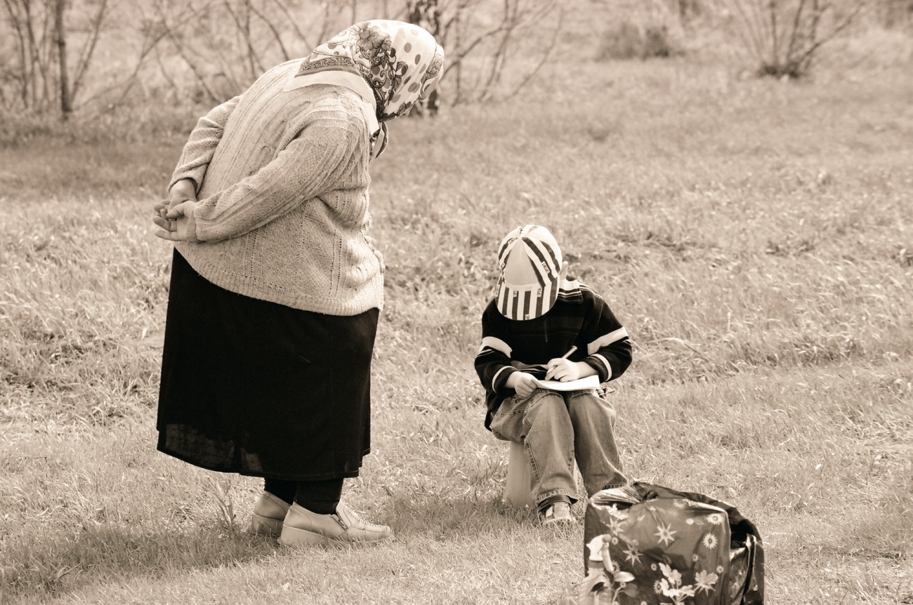 Бабушка с внучкой в поле
