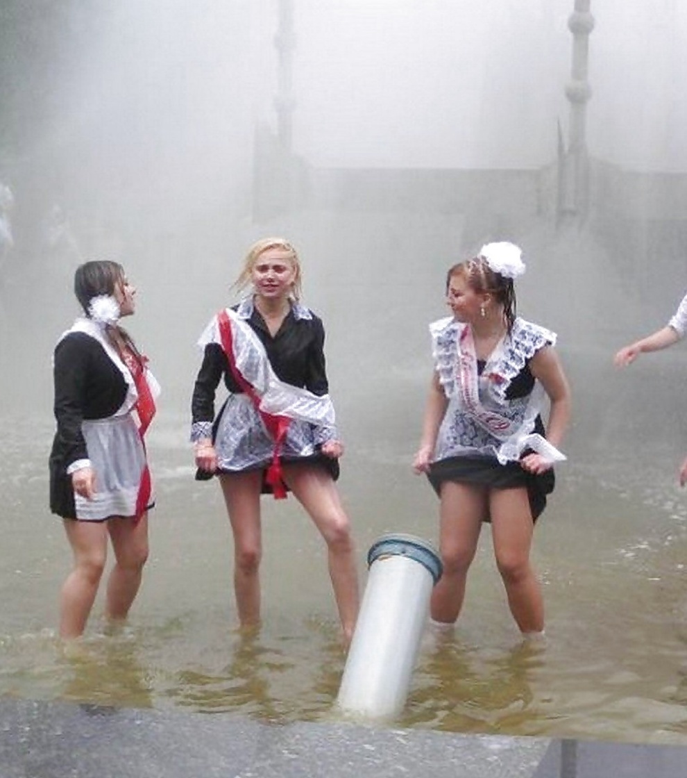 Пьяные выпускницы в фонтане