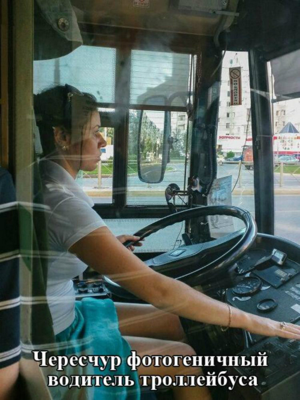 Женщина водитель троллейбуса