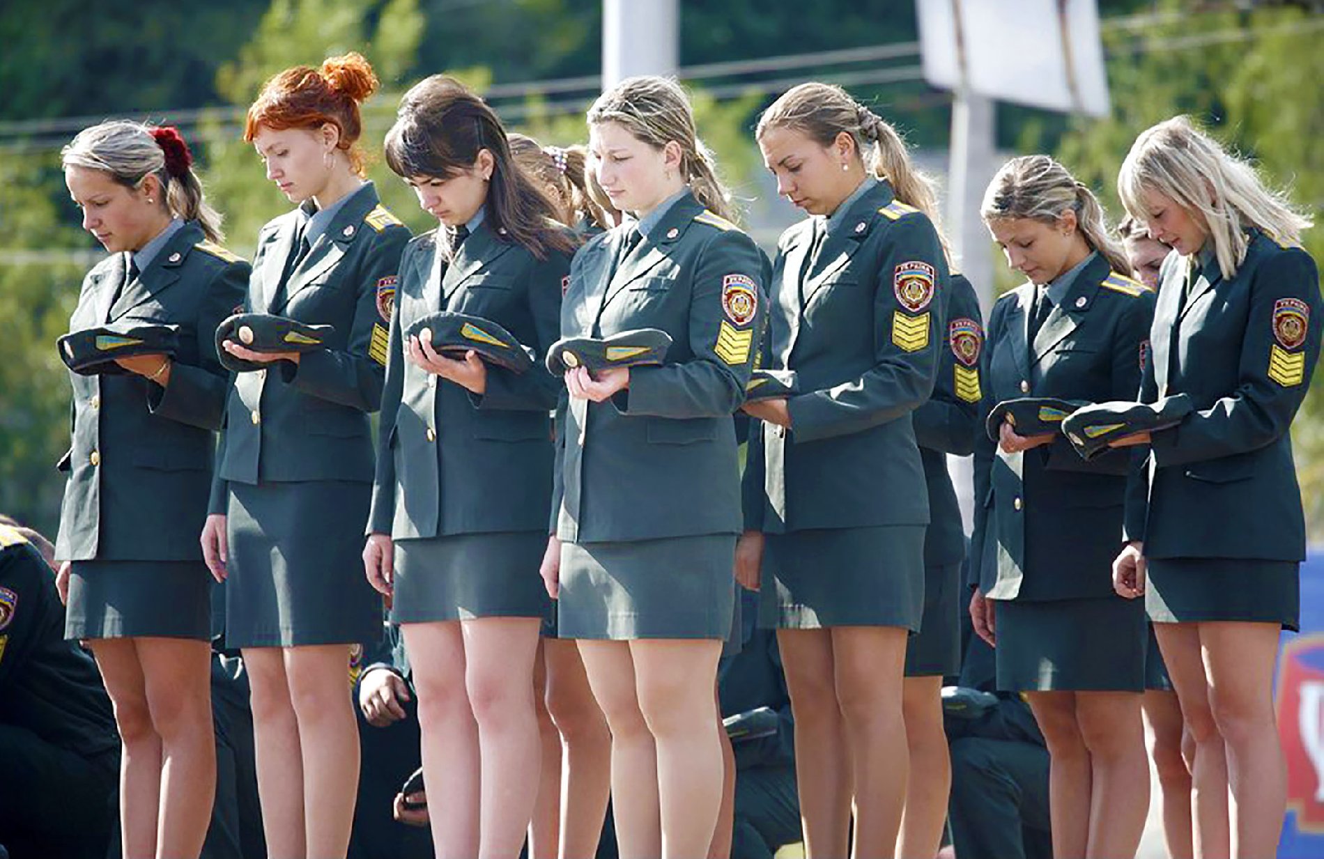 Женщины военнослужащие в юбках