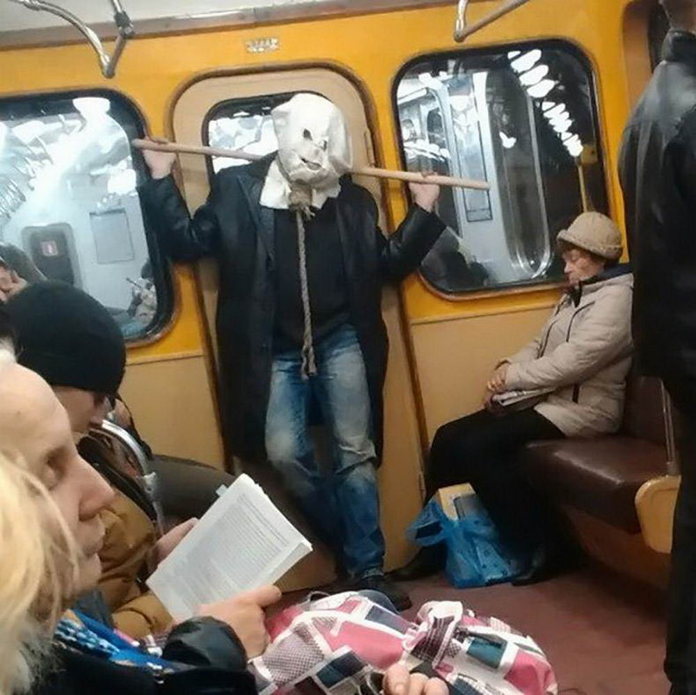 Улыбающиеся люди в метро