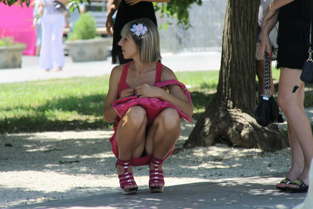 Девушка без трусиков подсмотренное на улице