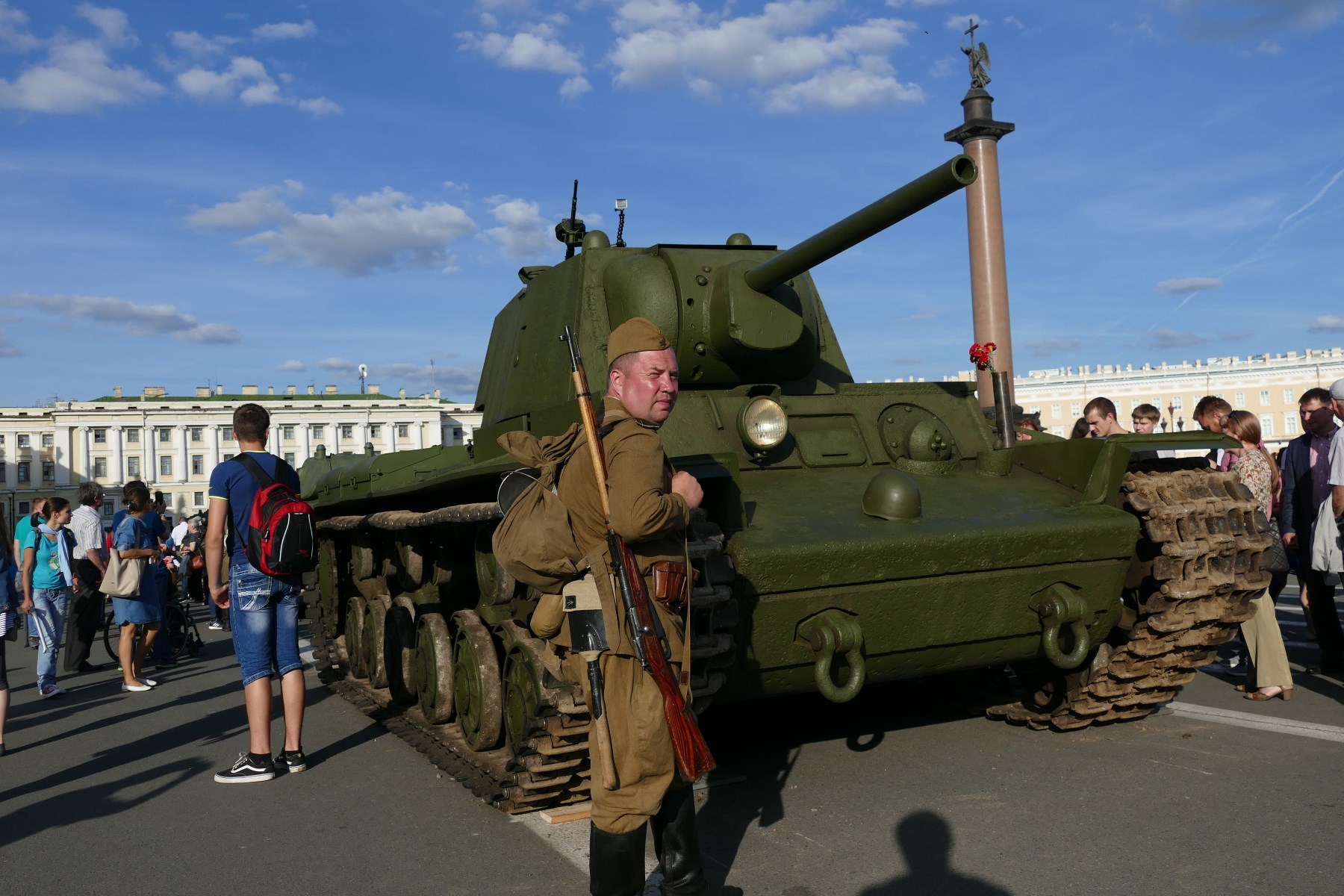 танк с пулеметом на башне
