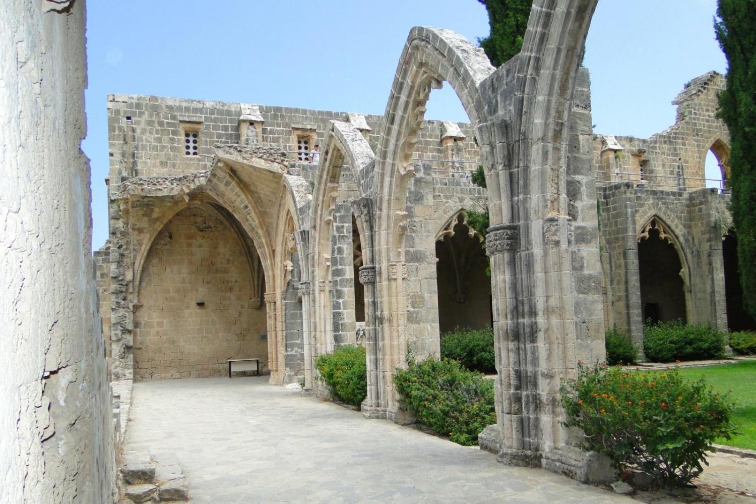 Замок Беллапаис остров Кипр
