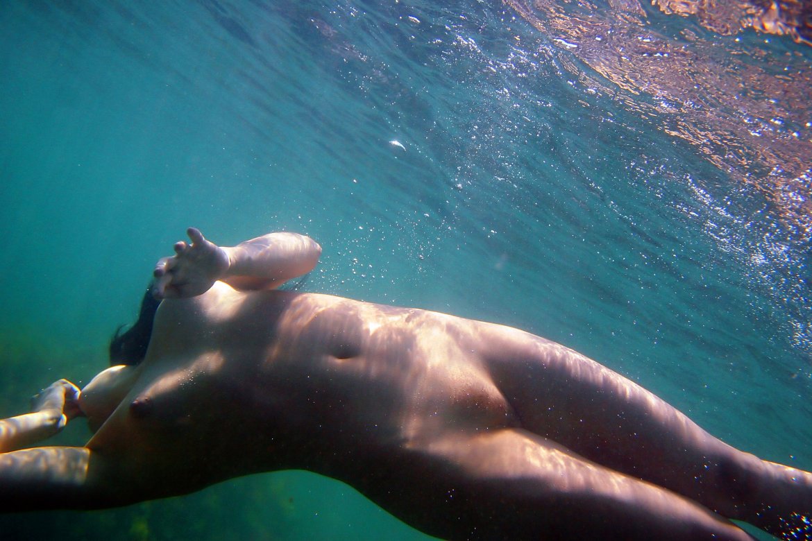 Голая аквалангистка светит киской под водой