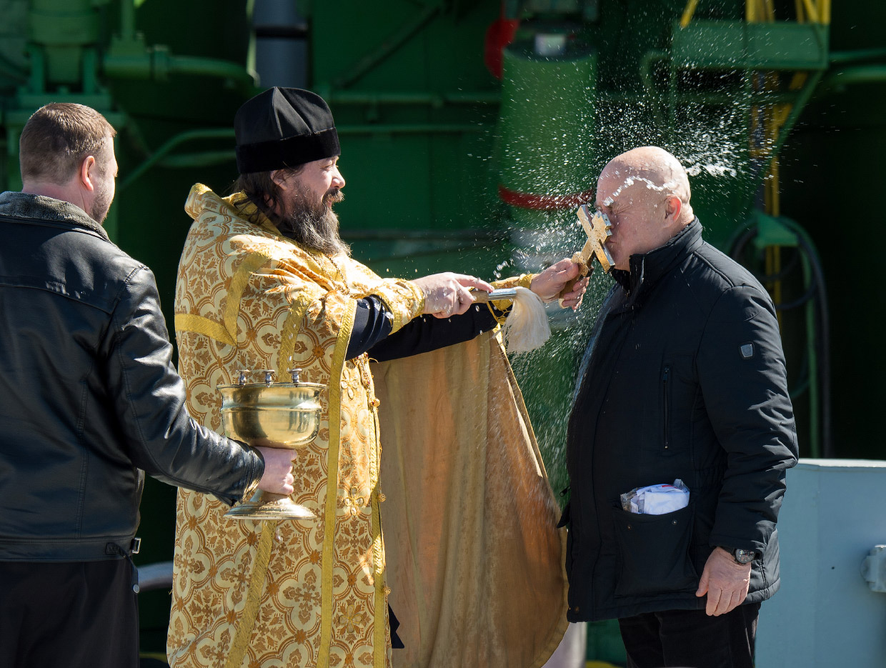 Священник православной церкви в рясе