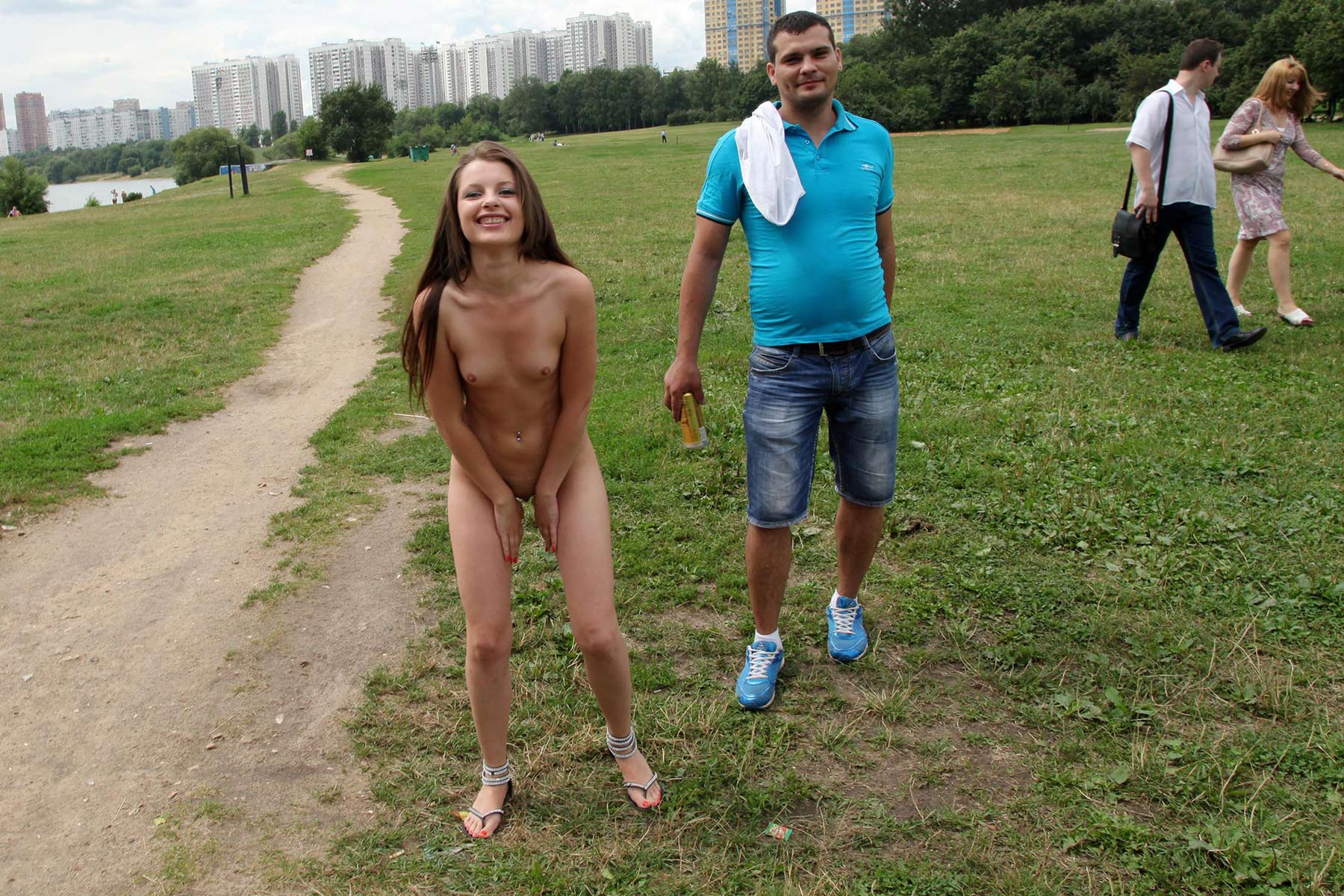 Спортсменка гуляет голой по осеннему парку - порно фото