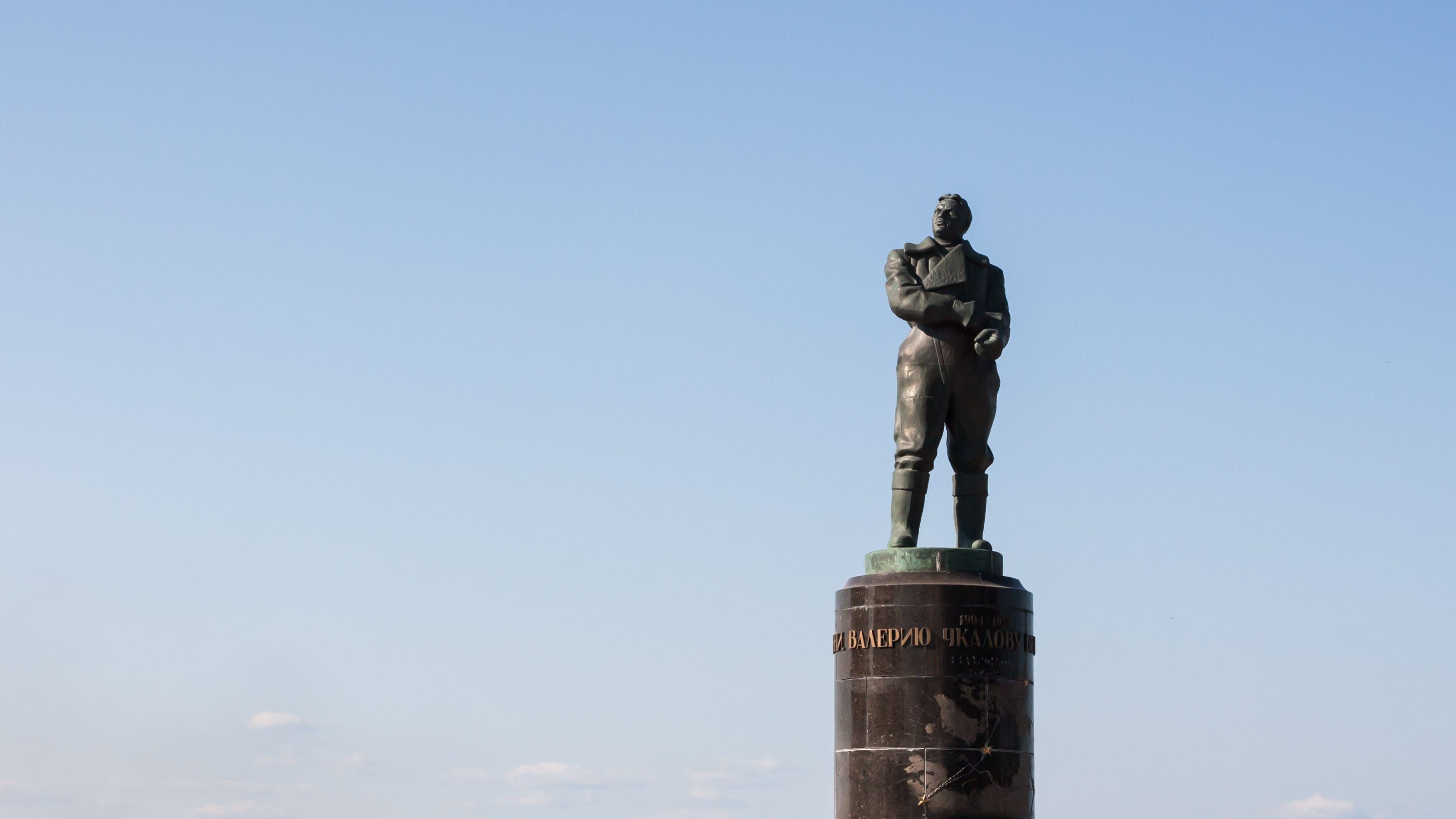 памятник чкалову в нижнем новгороде фото