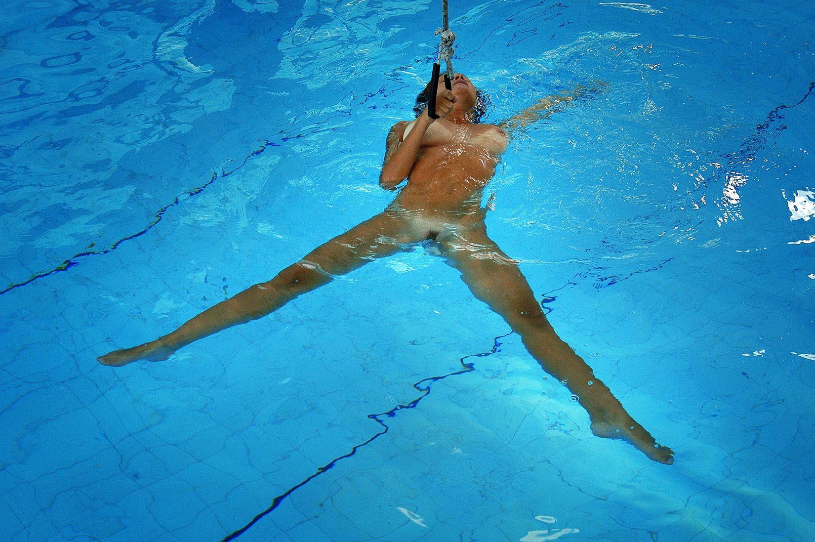 голые плавают в бассейне смотреть фото 71