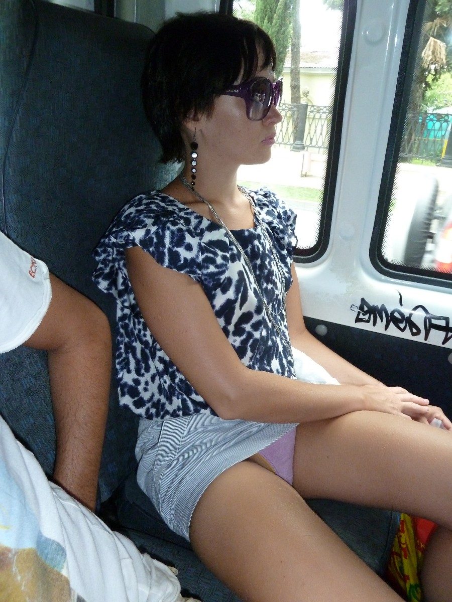 Под юбкой в автобусе (55 фото) - порно