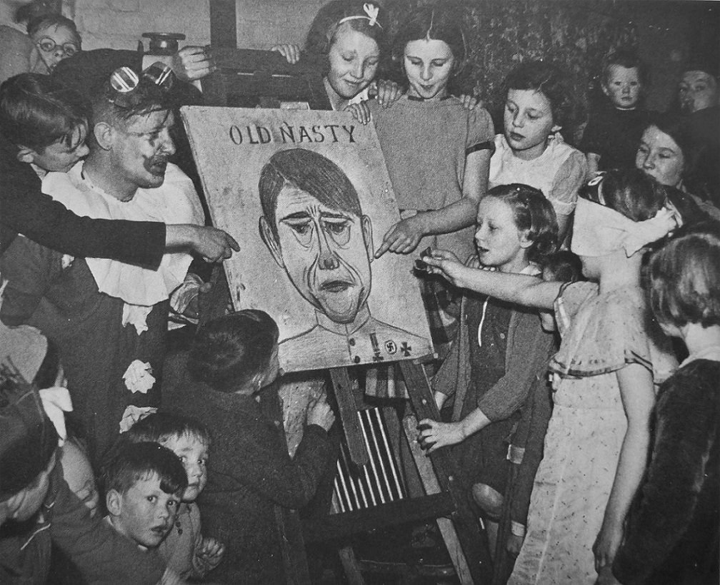 Молодежь изображает Гитлера