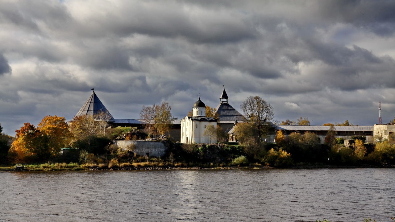 Староладожская крепость осень